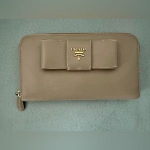 Prada Saffiano Continental wallet. Bow snap design.